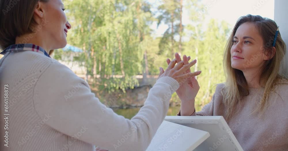 Lightly Touch Vidéo Stock Tenderness moment of a loving lesbian couple. Hands of a ...