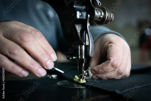 Fototapeta cosiendo en una maquina de coser antigua