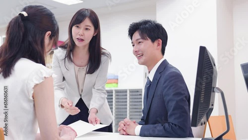 役所で窓口対応をしてもらう女性