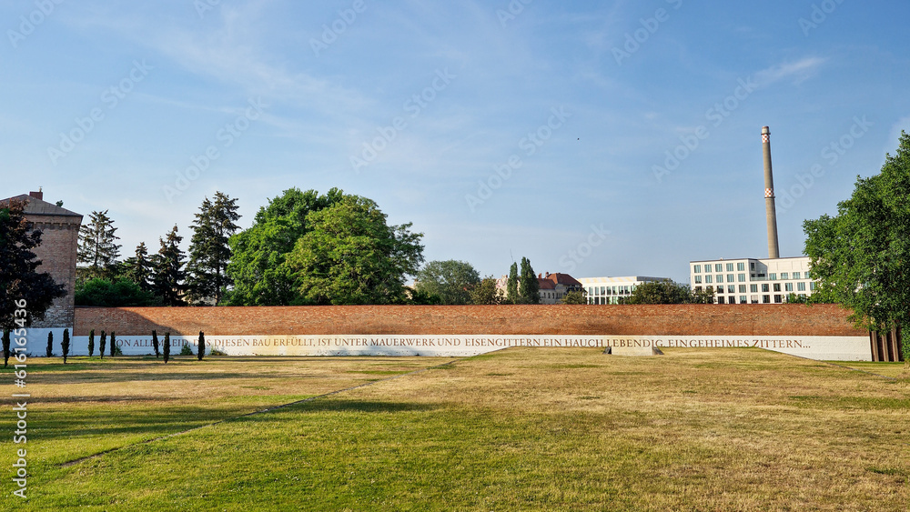 Grünanlage in Moabit, Berlin, Geschichtspark im Ehemaligen Zellengefängnis Moabit