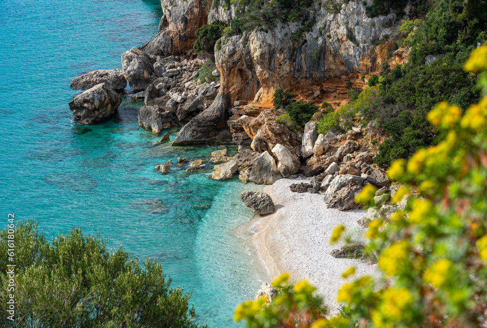 Indiviueller Urlaub auf Sardinien, Italien: Wanderung an der traumhaften Bucht, Spiaggia di Cala Fuili an der Ostküste am Golfo di Orosei. Nähe Nationalpark Gennargentu und Porto di Cala Gonone