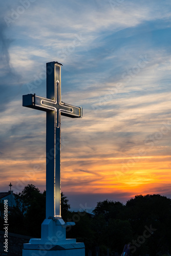 Croix illuminée du Mont Saint-Clair à Sète au coucher du soleil