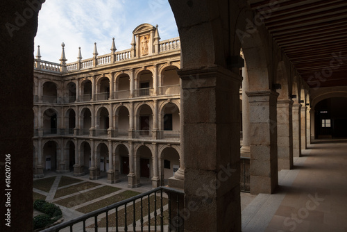 Patio interior de la vieja universidad en Alcalá de Henares, Madrid, España.