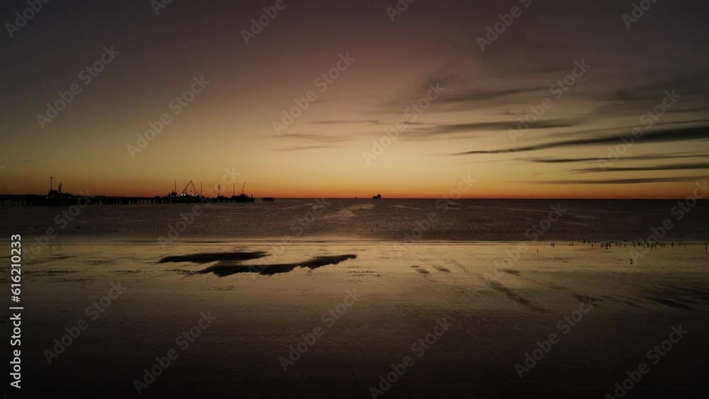 Amanecer color naranja en las costas de Puerto Madryn Amanecer color naranja en las costas de Puerto Madryn