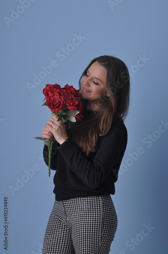bela mulher feliz com buquê de rosas vermelhas, presente pelo dia da mulher ou dia dos namorados 