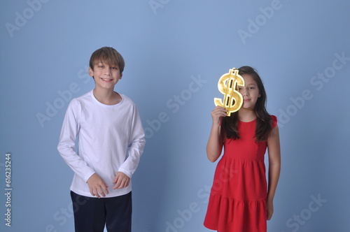 crianças com símbolo de dinheiro, conceito de educação financeira para adolescentes  photo