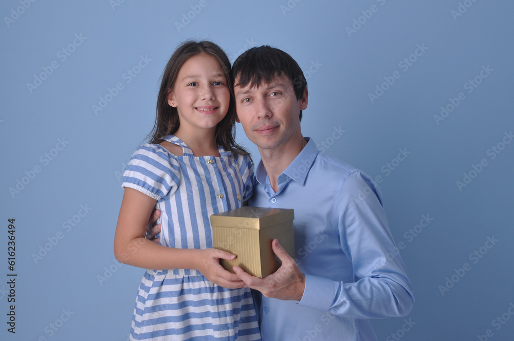 filha entregando presente para o pai, um feliz dia dos pais cheio de amor, promoção especial dia dos pais filha entregando presente para o pai, um feliz dia dos pais cheio de amor, promoção especial dia dos pais