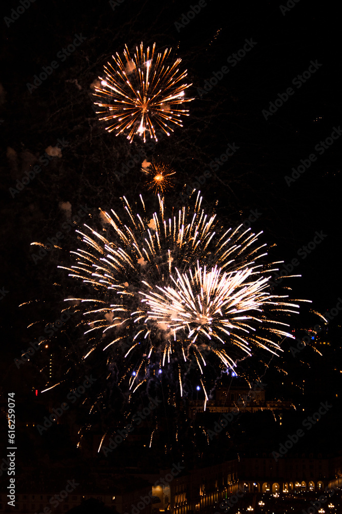 Fuegos artificiales festejo de San Juan Bautista Turín Italia Fuegos artificiales festejo de San Juan Bautista Turín Italia