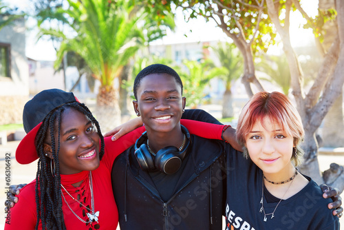 Foto portrait group of three multiracial latin american teenagers hugging happy smili