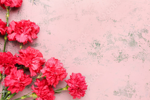Obraz na plátně Red carnations on pink grunge background