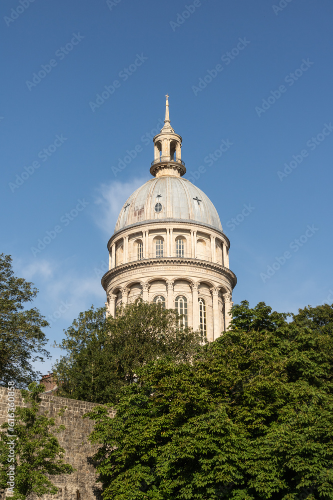 Le dôme de la basilique de Boulogne surplombe les remparts de la Haute Ville