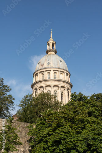 Le dôme de la basilique de Boulogne surplombe les remparts de la Haute Ville