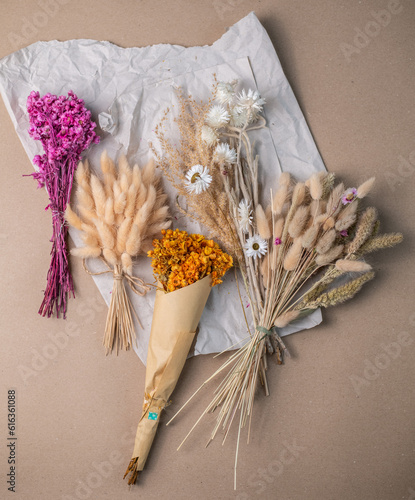 Wallpaper Mural Verschiedene getrocknete Blumen auf einem Arbeitstisch, Mock Up, Lagurus, Blüten, Pampas in natürlichem beige, pink und gelb Torontodigital.ca