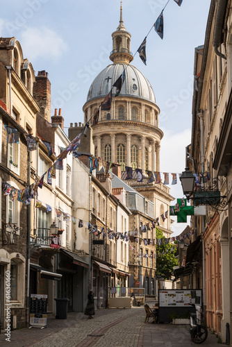 La rue de Lille, en Haute Ville de Boulogne-sur-Mer - Au fond, la basilique N.-D.de l'Immaculée Conception © olivierguerinphoto