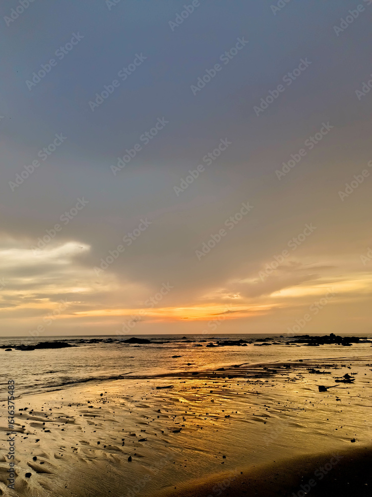 Fototapeta premium vertical sunset on the beach
