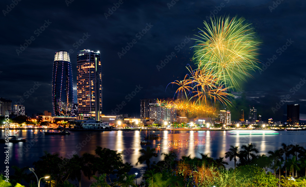 Obraz premium Da Nang International Fireworks Festival 2023, Da Nang city, Vietnam. Photo taken on June 2023