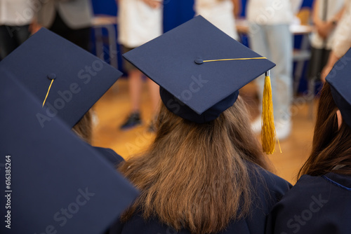 Absolwenci biorący udział w ceremonii ukończenia szkoły