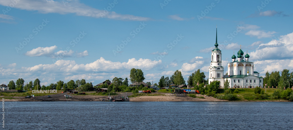 Vue panoramique de la ville de Solvytchegodsk et de la cathédrale orthodoxe de l'Annonciation depuis la berge de la rivière Vytchegda, dans la région (oblast) d'Arkhangelsk, Fédération de Russie