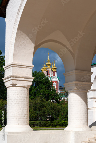 Vue de l'église de la Transfiguration du Sauveur depuis l'intérieur du couvent de Novodievitchi, site inscrit au patrimoine mondial de l'UNESCO, situé à Moscou, Fédération de Russie photo