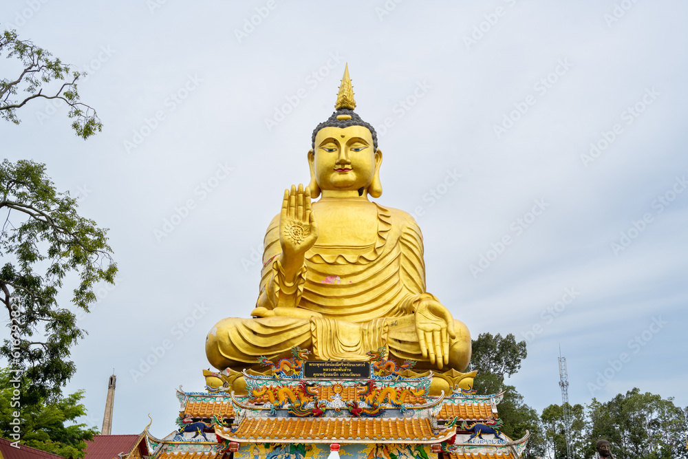 Fototapeta premium golden buddha statue