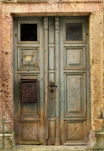 Tür eines maroden, alten Hauses