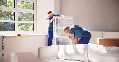Bild auf Leinwand Professional Furniture Movers Wrapping