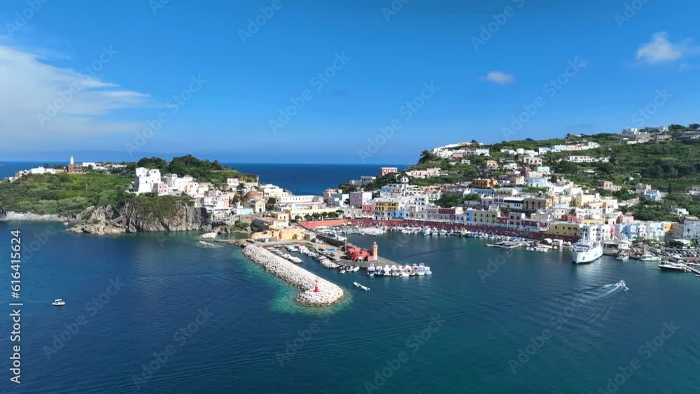 isola di Ponza, Lazio, Italia, Meditterraneo.
Vista Aerea con drone dell'isola più bella d'Italia. isola di Ponza, Lazio, Italia, Meditterraneo.
Vista Aerea con drone dell'isola più bella d'Italia.