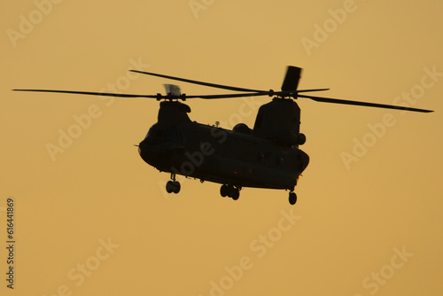 Helicóptero de transporte a contraluz