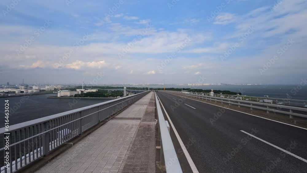 東京ゲートブリッジから道路を見下ろす風景。通過する自動車と変化する雲のタイムラプス動画。 東京ゲートブリッジから道路を見下ろす風景。通過する自動車と変化する雲のタイムラプス動画。