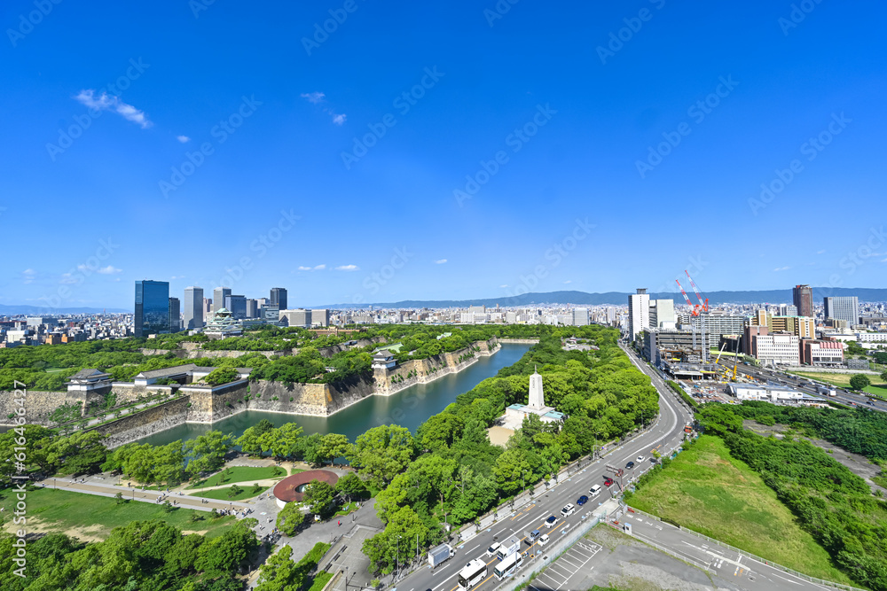 快晴の日の青空背景の大阪城　【大阪風景】