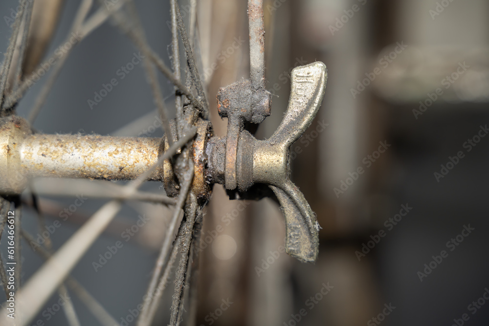 détail en macro d'un boulon papillon de roue de vélo plein de poussière