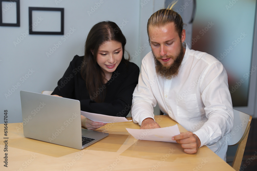 Obraz premium Two peoples make a group discussion in meeting room with document and computer putting on wooden table