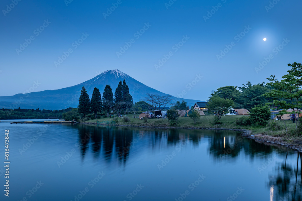 静岡県富士宮市にある富士山が見える田貫湖キャンプ場の夜
