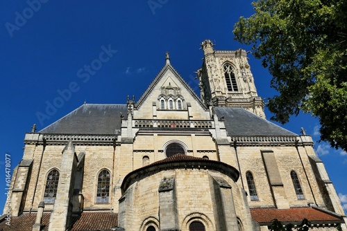 Le chevet roman et le clocher de la cathédrale Saint-Cyr-et-Sainte-Julitte à Nevers