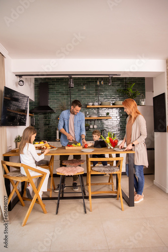 Young family preparing vege...