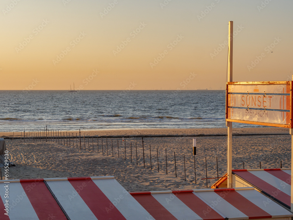 Obraz premium Sonnenuntergang in De Haan an der belgischen Nordsee