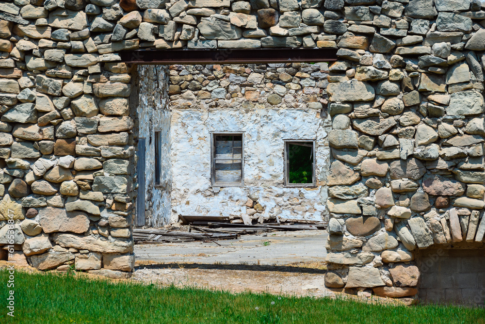 a stone building near the cherney maribel caves park in Wisconsin, usa, June 2023 a stone building near the cherney maribel caves park in Wisconsin, usa, June 2023