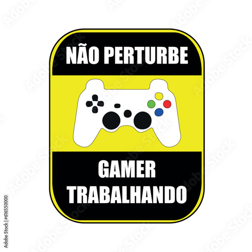 Não Perturbe Gamer Trabalhando. Placa para decoração gamer preta e amarela com joystick branco e botões coloridos. Vetor moderno de técnologia.