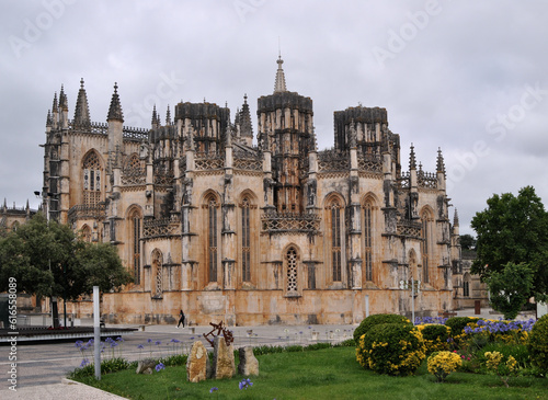 Canvas Print Mosteiro da Batalha, Leiria, Portugal, céu nublado, jardim primaveril na frente