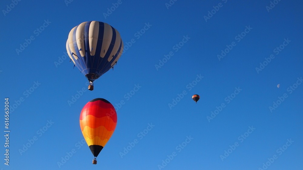 Obraz premium Blue skies and hot air balloons