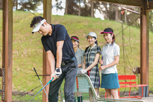 ゴルフスクール・ゴルフレッスン・ゴルフ教室をする先生と生徒 