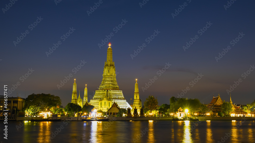 Wat arun (temple of dawn) at twilight, bangkok, thailand