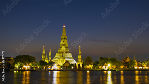 Wat arun (temple of dawn) at twilight, bangkok, thailand © apichai507
