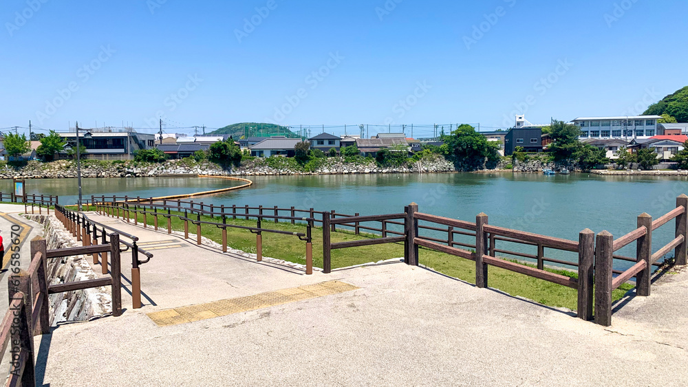 唐津城が見える松浦川の広い歩道 唐津城が見える松浦川の広い歩道