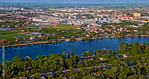 Rio Danubio na cidade de Viena.  Austria. photo