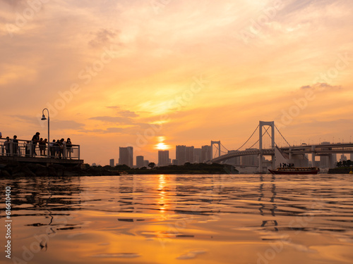Obraz na płótnie 夕焼けのお台場レインボーブリッジ w salonie