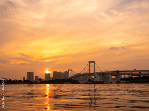 Obraz na płótnie 夕焼けのお台場レインボーブリッジ w salonie