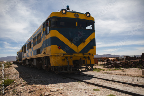 Zug in Bolivien auf Schienen am Tag