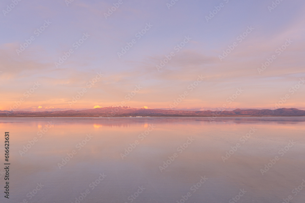 Sonnenuntergang in der Salzwüste  Salar de Uyuni in Bolivien