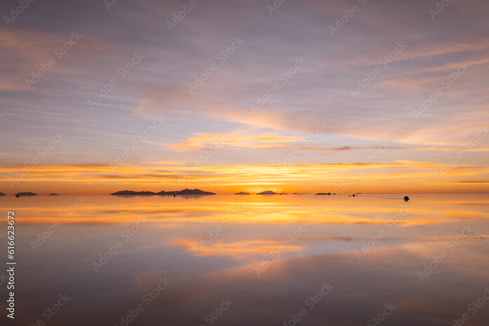Sonnenuntergang in der Salzwüste Salar de Uyuni in Bolivien Sonnenuntergang in der Salzwüste Salar de Uyuni in Bolivien